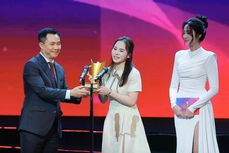 Shooter Trinh Thu Vinh is honoured as the Female Athlete of the Year (Photo: VNA)