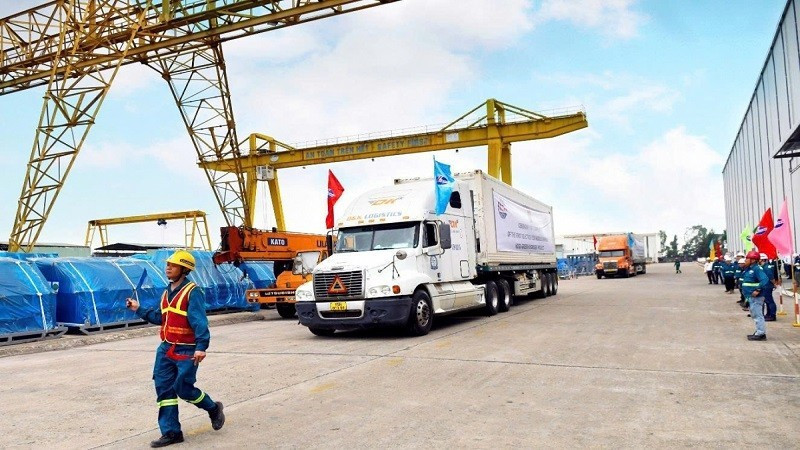 Handover ceremony of the first electrolyser module to Thyssenkrupp Nucera for export to the EU. 