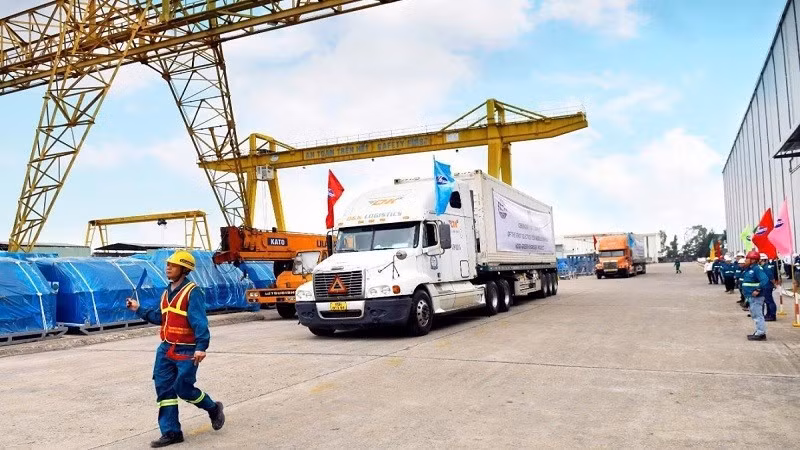 Handover ceremony of the first electrolyser module to Thyssenkrupp Nucera for export to the EU. 