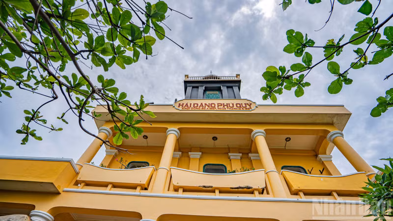 Unlike the cylindrical or octagonal designs commonly seen in lighthouses, Phu Quy lighthouse features a sturdy square-shaped structure painted in a striking bright yellow colour.