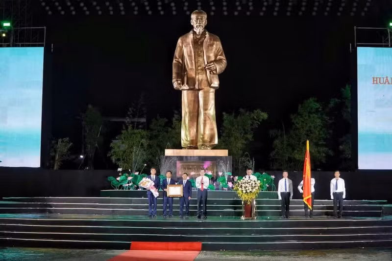 President of the Ho Chi Minh National Academy of Politics Doan Minh Huan presents the first-class Labour Order to the Kim Lien Special National Relic Site for its contribution to preserving and promoting the legacy of President Ho Chi Minh. 