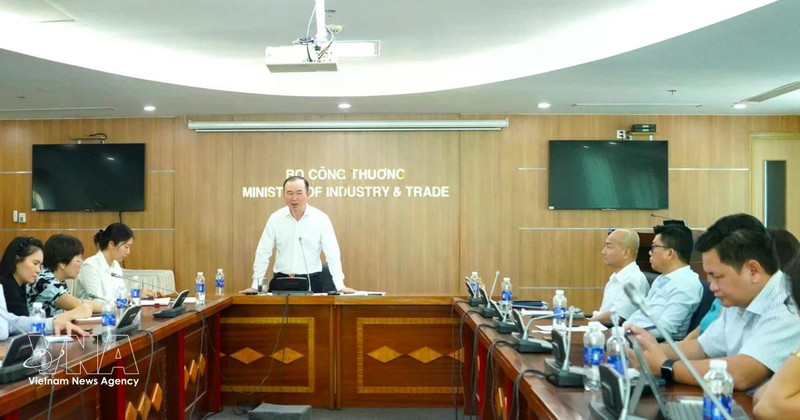 An overview of the meeting in Ho Chi Minh City to discuss measures to ease pressures on production and trade, and stablise the domestic market amid the escalating conflict in the Middle East. (Photo: VNA)