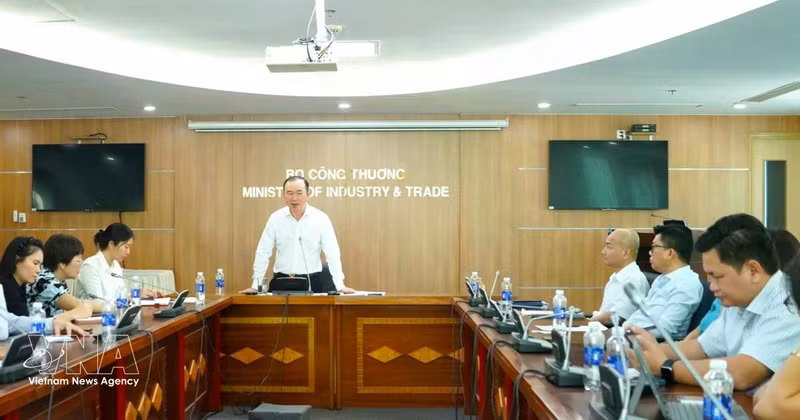 An overview of the meeting in Ho Chi Minh City to discuss measures to ease pressures on production and trade, and stablise the domestic market amid the escalating conflict in the Middle East. (Photo: VNA)