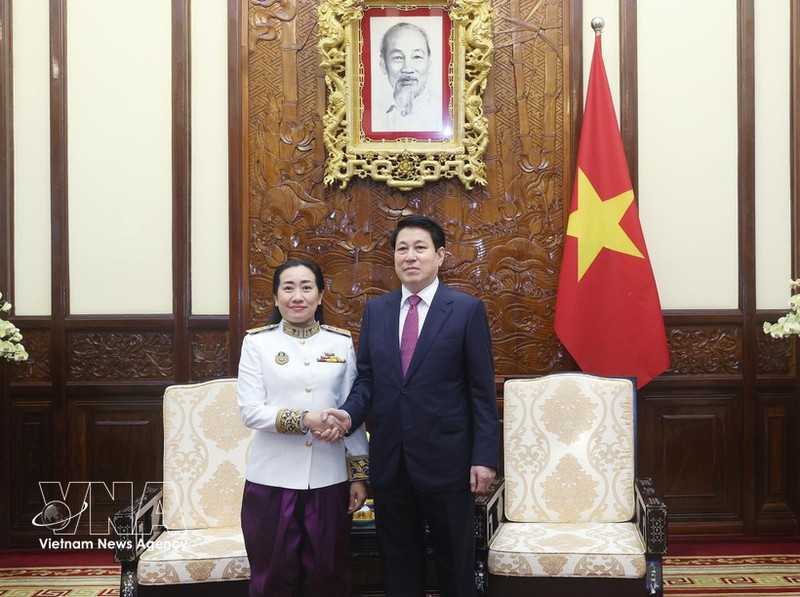 State President Luong Cuong (R) receives Cambodian Ambassador to Viet Nam Touch Pharat in Ha Noi on March 18. (Photo: VNA)