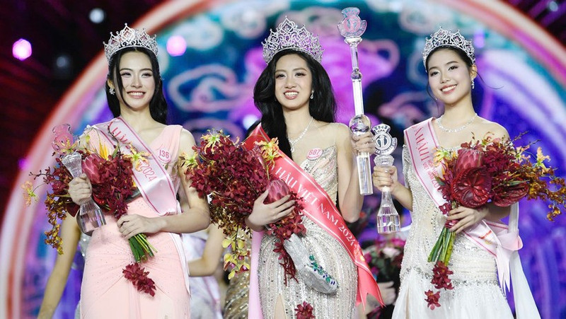 Miss Ha Truc Linh, a 20-year-old from Phu Yen (centre)