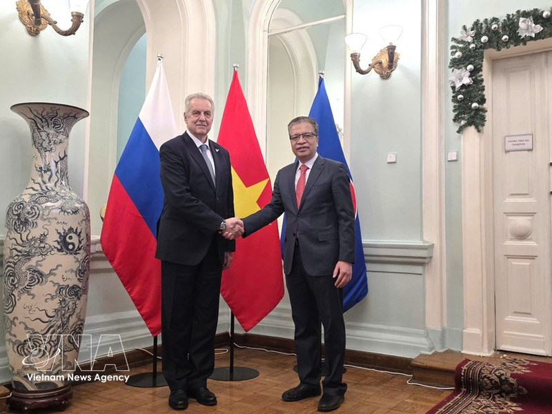 Vietnamese Ambassador to Russia Dang Minh Khoi (right) and Evgeny Grigoriev, Chairman of the Committee for External Relations of Saint Petersburg, at their meeting on February 17, 2026 (Photo: VNA)