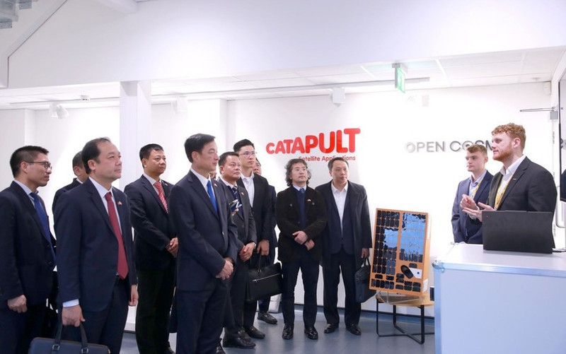 The Vietnamese delegation visits Catapult Network in London. (Photo: VNA)