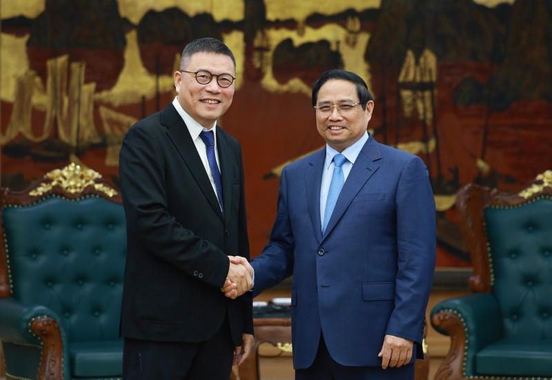 Prime Minister Pham Minh Chinh (R) receives Hong Tianzhu, Chairman of Texhong Group, in Ha Noi on January 30. (Photo: VNA)