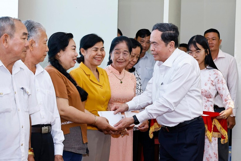 National Assembly Chairman Tran Thanh Man presents gifts to policy beneficiary families in Binh Thuy ward, Can Tho city, on January 30. (Photo: VNA)