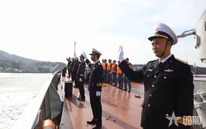 Frigate 015-Tran Hung Dao and the delegation of the Viet Nam People’s Navy depart Kure Port in Hiroshima prefecture on December 10. (Photo: qdnd.vn)