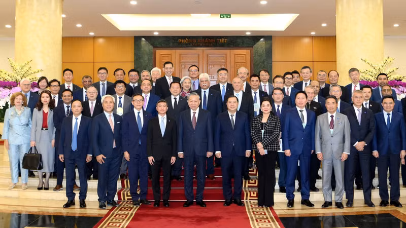 Party General Secretary To Lam and representatives of more than 40 international corporations from the Asia Business Council in Ha Noi on March 26 (Photo: NDO)