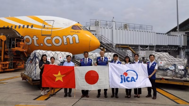 Representatives from the Ministry of Agriculture and Environment receive relief supplies from the Japan International Cooperation Agency (JICA) for the people of Bac Ninh Province. (Photo: Department of Dike Management and Disaster Prevention and Control)