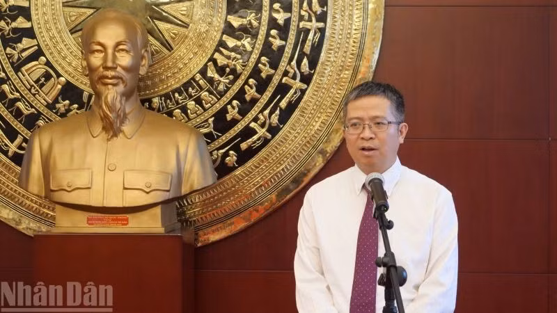 Vietnamese Ambassador to China Pham Thanh Binh speaks at the ceremony.