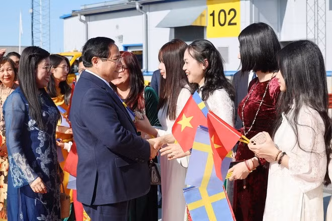 Embassy staff and members of the Vietnamese community in Sweden bid farewell to Prime Minister Pham Minh Chinh and his spouse at Arlanda International Airport in Stockholm. (Photo: VNA