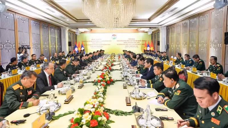 The high-level delegations from the Ministries of Defence of Viet Nam and Laos hold talks in the central province of Nghe An on July 10. (Photo: NDO)