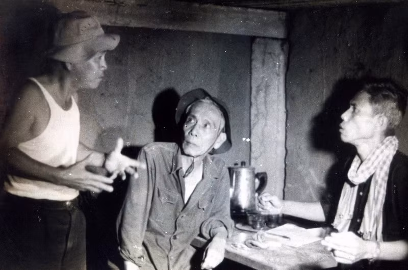 Veteran director Khuong Me (left) directing the production of the documentary Workshop of Military Engineers in Zone 8 in a resistance base during the war against French colonial rule. (File photo)