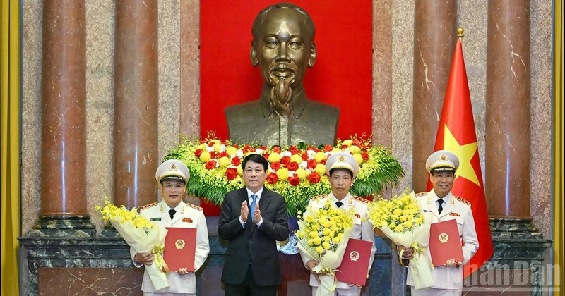 President Luong Cuong presents the promotion decisions to Le Tan Toi, Le Van Tuyen, and Nguyen Van Long.
