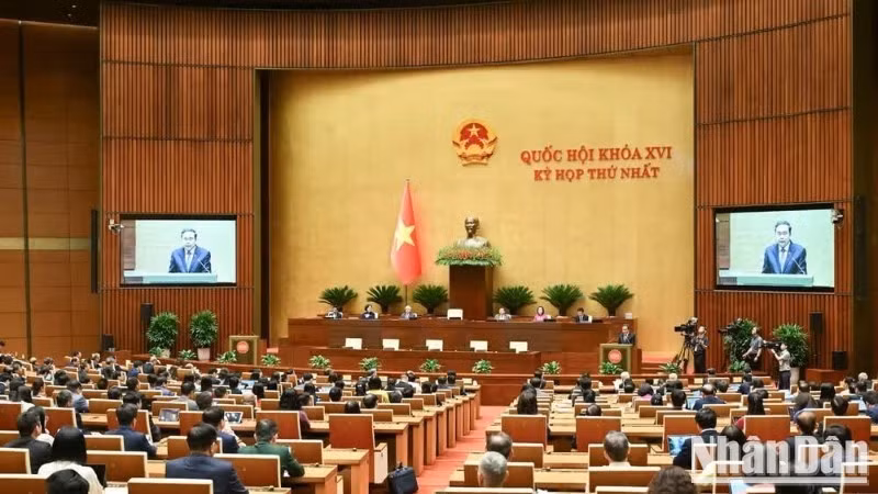 The closing sitting of the first session of the 16th National Assembly. (Photo: Duy Linh)