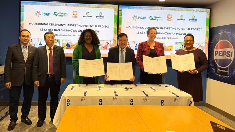 The signing of the Memorandum of Understanding in the presence of Deputy Minister Hoang Trung, leaders of PepsiCo, CARE and representatives of the Vietnamese Embassy in the US and the US Embassy in Viet Nam.