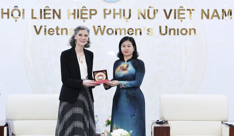 Nguyen Thi Tuyen (R), Vice President of the VFF Central Committee and President of the Viet Nam Women's Union, and Ramla Khalidi, UNDP Resident Representative in Viet Nam, at their meeting in Ha Noi on December 10 (Photo: VNA)