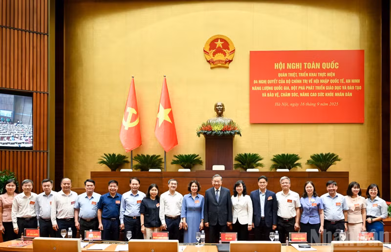 Party General Secretary To Lam with delegates attending the event.