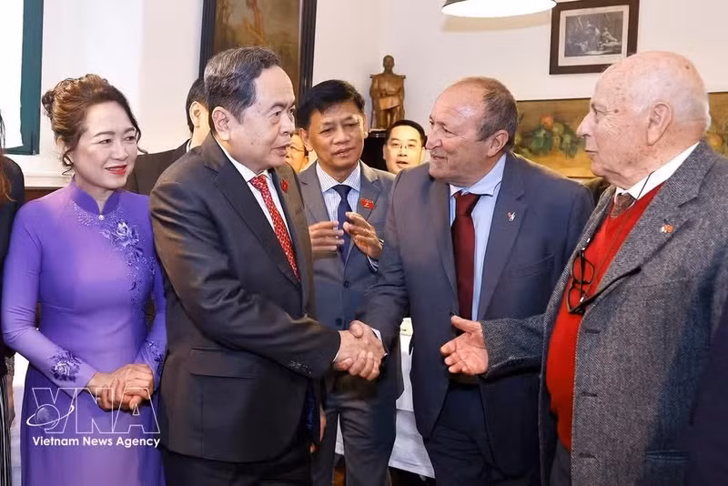 NA Chairman Tran Thanh Man and his spouse meet with members of the Italy - Vietnbam Friendship Association in Milan (Photo: VNA)