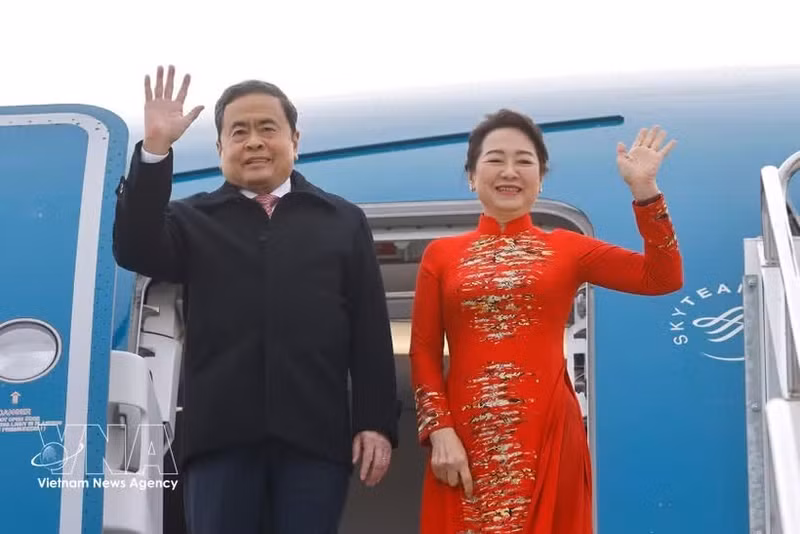 NA Chairman Tran Thanh Man and his spouse at Istanbul Airport in Türkiye (Photo: VNA)