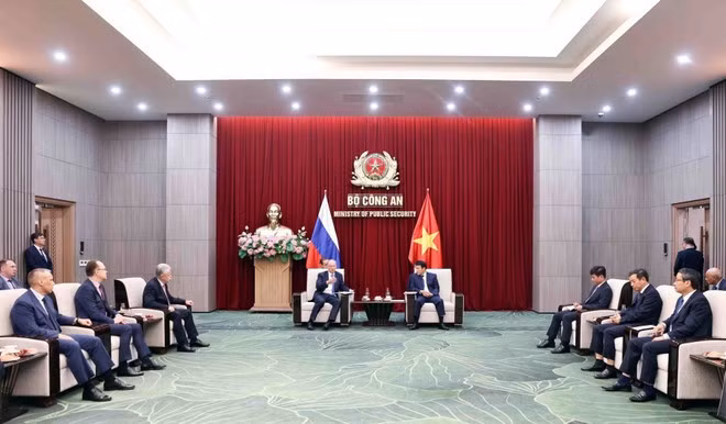 Minister of Public Security Gen. Luong Tam Quang (right) hosts a reception in Ha Noi on September 16 for Nikolai Patrushev, Aide to the President of Russia and Chairman of the Maritime Board. (Photo: VNA)