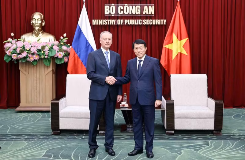 Minister of Public Security Gen. Luong Tam Quang (right) and Nikolai Patrushev, Aide to the President of Russia and Chairman of the Maritime Board at the meeting in Ha Noi. (Photo: VNA)