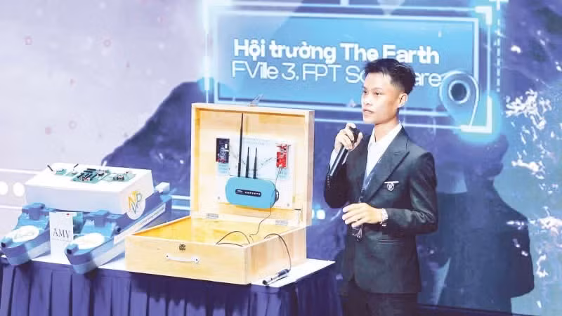 A start-up introduces its technology product at Techfest 2025.