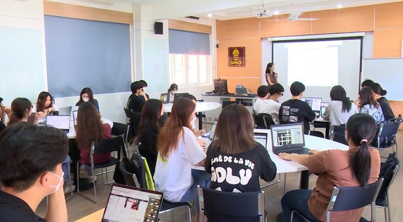 A class following a training model with international elements at Ha Noi University.