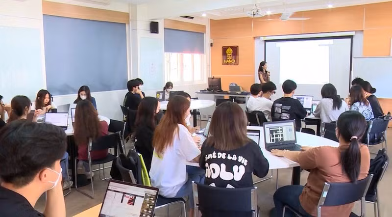 A class following a training model with international elements at Ha Noi University.