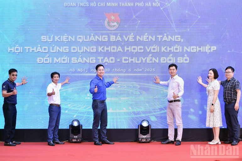Delegates launch the event. (Photo: NDO)