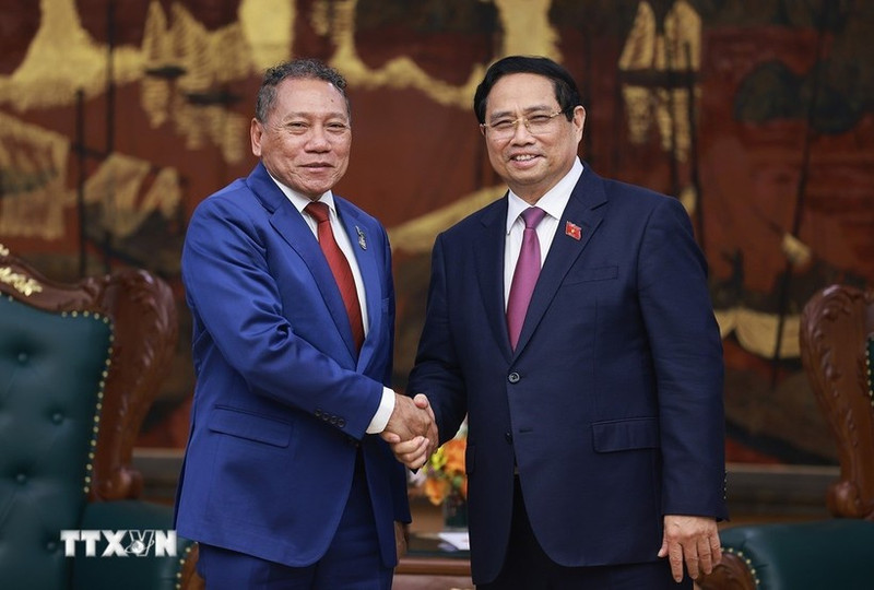 Prime Minister Pham Minh Chinh (R) welcomes Solomon Islands Minister of Foreign Affairs and External Trade Peter Shanel Agovaka in Ha Noi on November 11 (Photo: VNA)