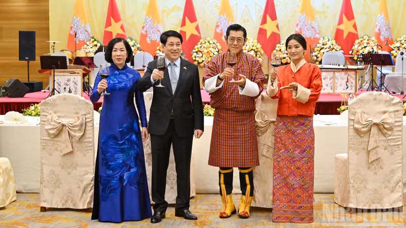 State President Luong Cuong (second, left) and his spouse host a solemn banquet in Ha Noi on August 19 evening in honour of Bhutanese King Jigme Khesar Namgyel Wangchuck, Queen Jetsun Pema Wangchuck and the high-ranking delegation of Bhutan. (Photo: NDO)