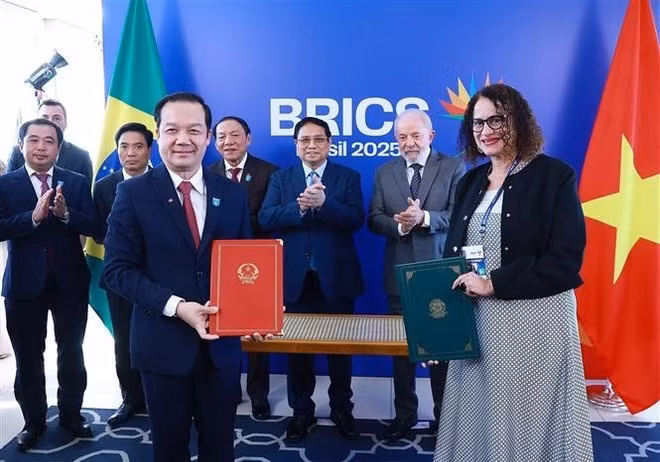 The two leaders witness the exchange of the MoU between the Vietnamese Ministry of Science and Technology and the Brazilian Ministry of Science, Technology and Innovation. (Photo: VNA)