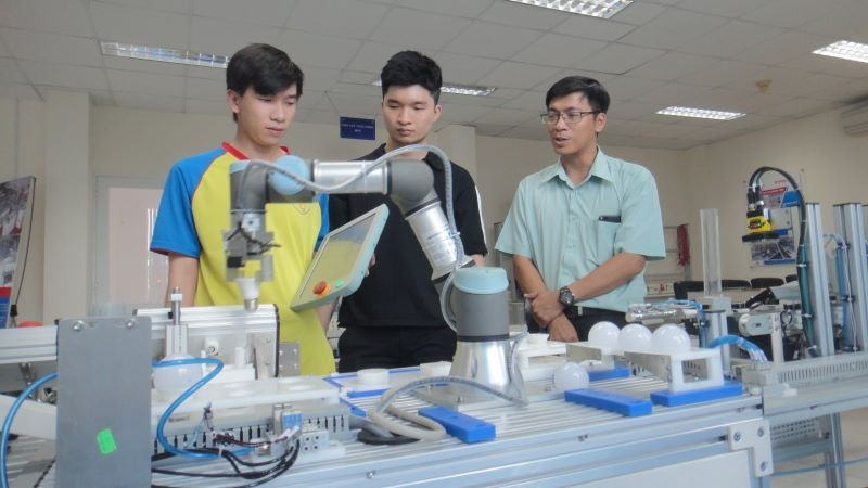 Training human resources in automation at the Training Centre of the Ho Chi Minh City High-Tech Park.