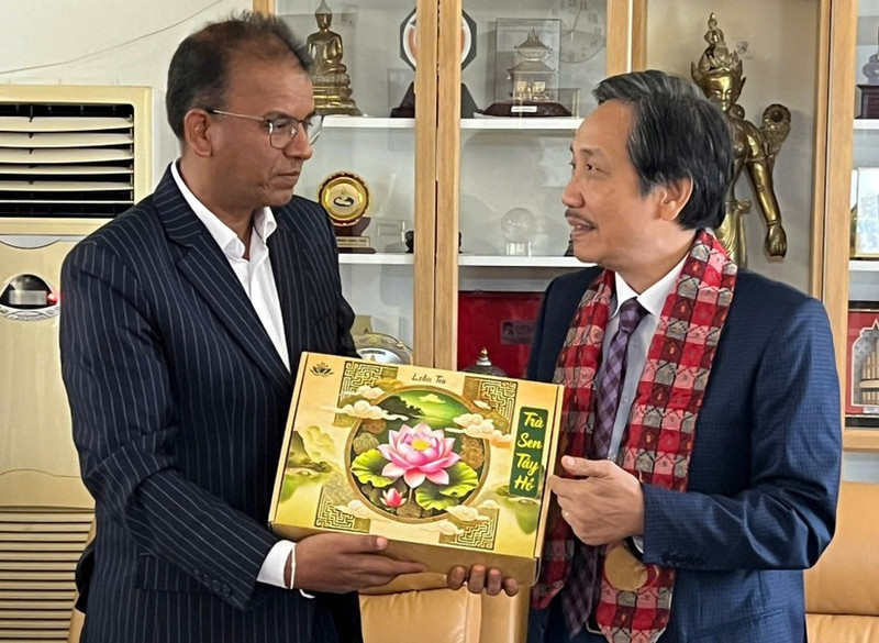 Tran Anh Tuan (right), President of the Viet Nam-Nepal Friendship Association, and Dhan Bahadur Oli, Ambassador of Nepal to Thailand and Viet Nam. (Photo: Viet Nam-Nepal Friendship Association)