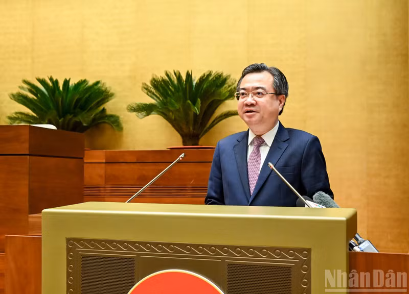 Nguyen Thanh Nghi, Central Committee member and Head of the Central Committee for Policy and Strategy, presents the thematic report “Key content of Resolution No. 70-NQ/TW, dated August 20, 2025, of the Politburo on ensuring national energy security to 2030, with a vision to 2045, and the Action Programme for the implementation of Resolution No. 70-NQ/TW”.