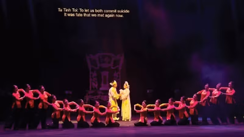 A scene from “Cac cu ganh cong lung” (Ninh Binh Traditional Arts Theatre), which wins the Gold Medal for Best Production at the 2025 International Experimental Theatre Festival.