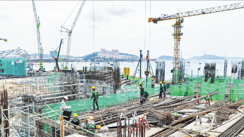 Workers are installing the steel structure at the project serving APEC 2027.