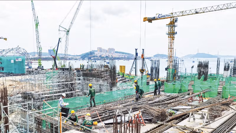 Workers are installing the steel structure at the project serving APEC 2027.