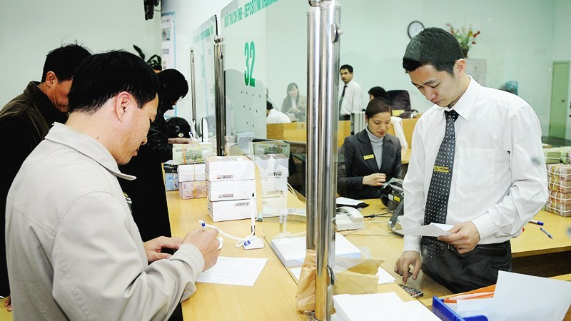 Transaction at Vietcombank. (Photo: NGUYET ANH)