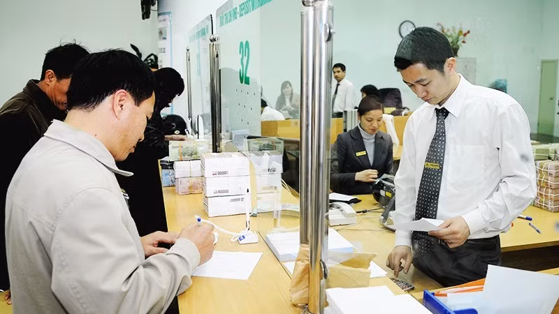 Transaction at Vietcombank. (Photo: NGUYET ANH)