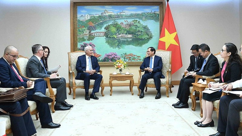 Deputy Prime Minister and Minister of Foreign Affairs Bui Thanh Son (R) receives Cuba's First Deputy Minister of Foreign Affairs Gerardo Penalver Portal in Ha Noi on July 23. (Photo: VNA)