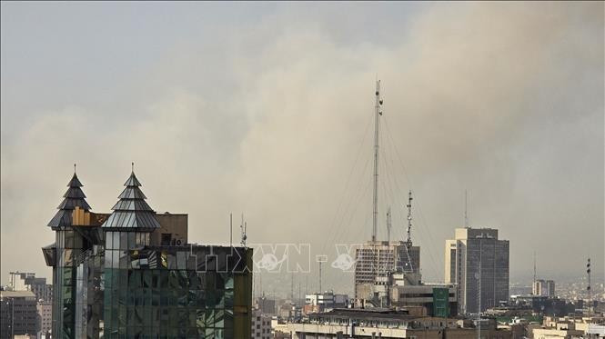 Smoke rises from a residential area following an explosion in Tehran, the capital of Iran, on February 28, 2026. (Photo: Anadolu Agency/VNA)
