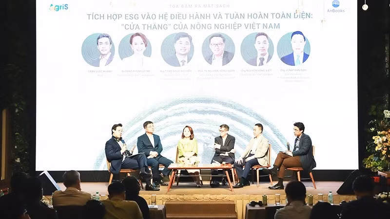 Speakers discuss solutions for developing sustainable Vietnamese agriculture in accordance with international standards at the seminar. (Photo: Quynh Nhu)