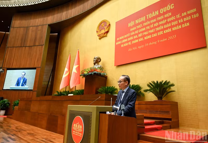 Le Hoai Trung, Party Central Committee Secretary and Acting Minister of Foreign Affairs, presents the thematic report “Key content of Resolution No. 59-NQ/TW, dated January 24, 2025, of the Politburo on international integration in the new context, and the Action Programme for the implementation of Resolution No. 59-NQ/TW”.