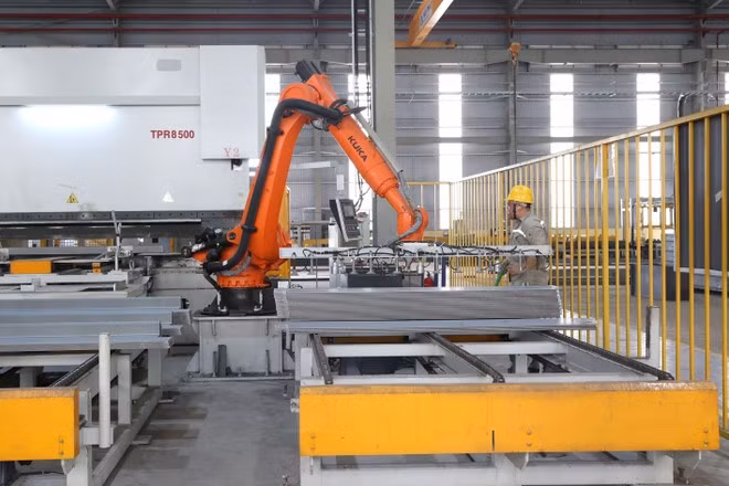 Float glass production at Phu My Super White Float Glass Co., Ltd. (PFG) in Phu My II Industrial Park in Ho Chi Minh City. (Photo: VNA)