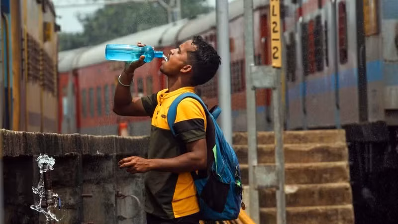 A resident drinks water to stay hydrated during a heatwave in Bhubaneswar, India. (Photo: ANI/VNA)